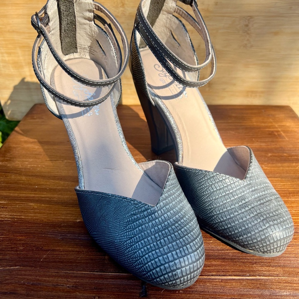 Seychelles Special Edition Gray Textured Women's Heels - Size 7.5